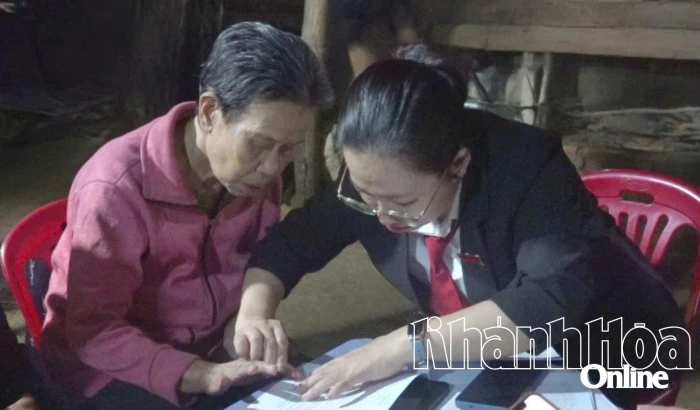 Xã Khánh Vĩnh tăng cường hỗ trợ người dân thanh toán không dùng tiền mặt