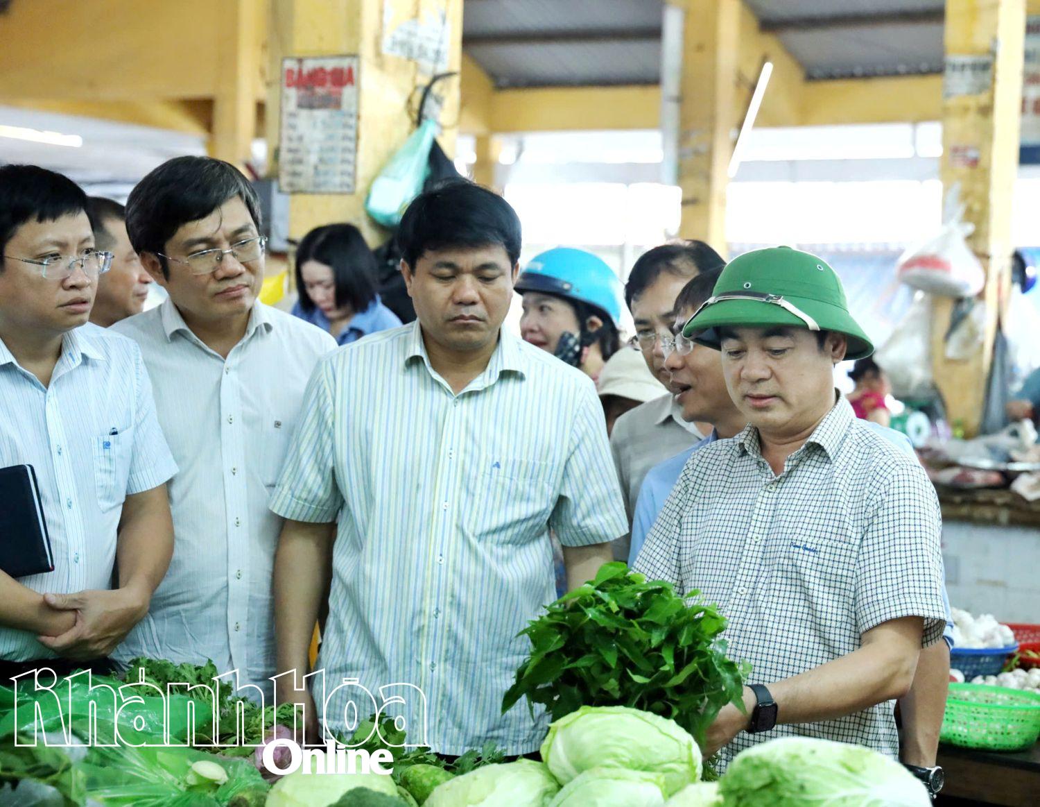 Đồng chí Bí thư Tỉnh ủy trực tiếp mua một số mặt hàng rau xanh.