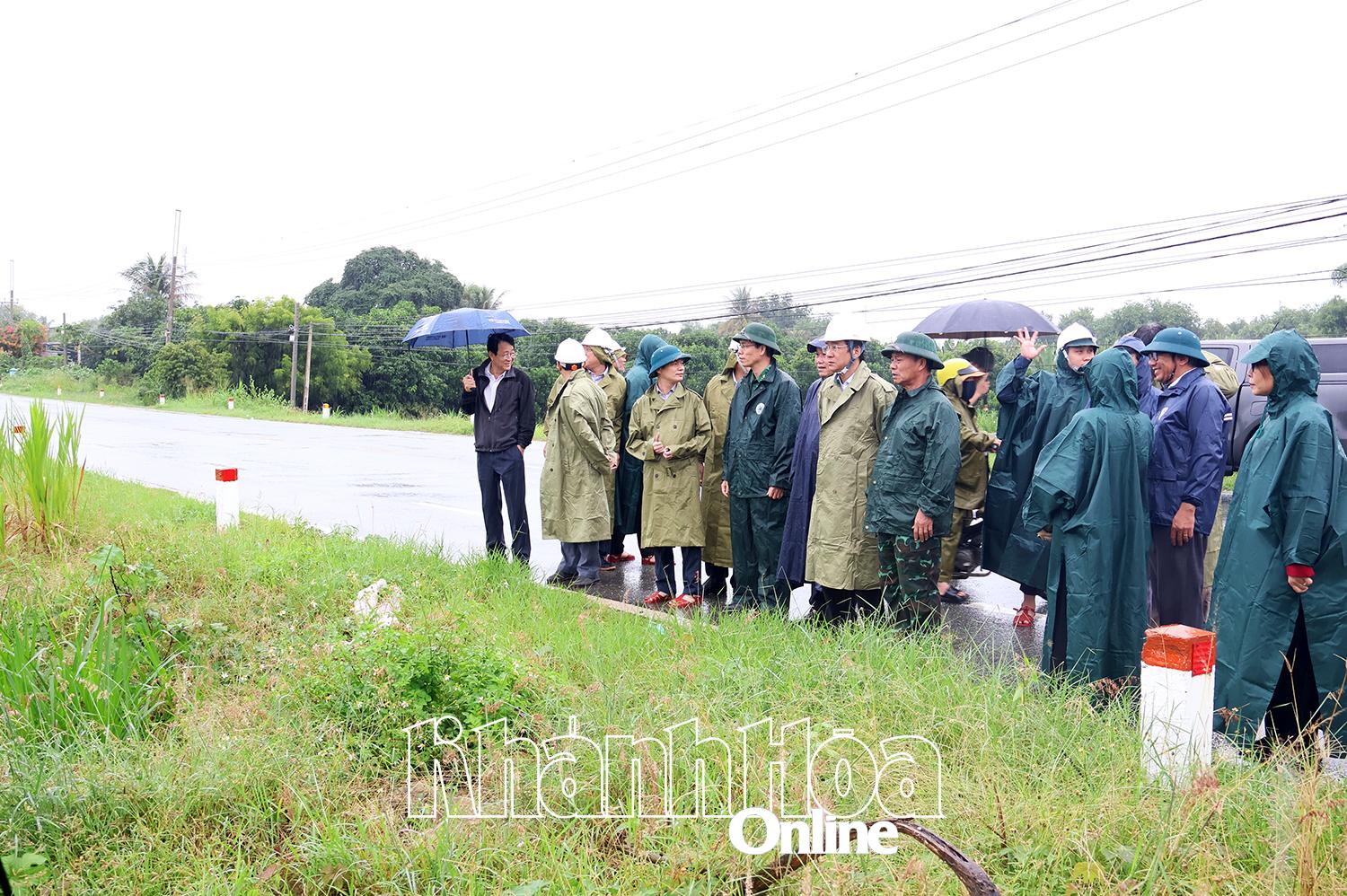 Phó Chủ tịch Thường trực UBND tỉnh Nguyễn Long Biên kiểm tra công tác tác phòng, chống bão dọc sông Dinh đoạn qua địa bàn xã Mỹ Sơn