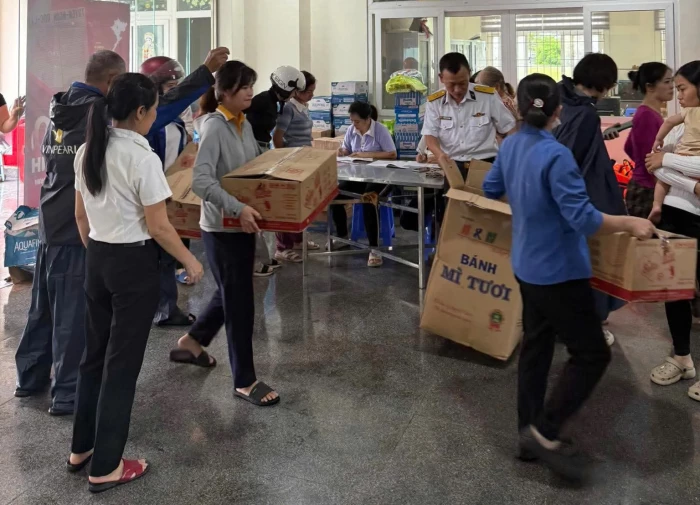 Khu căn cứ quân sự Cam Ranh hướng về người dân vùng lụt 