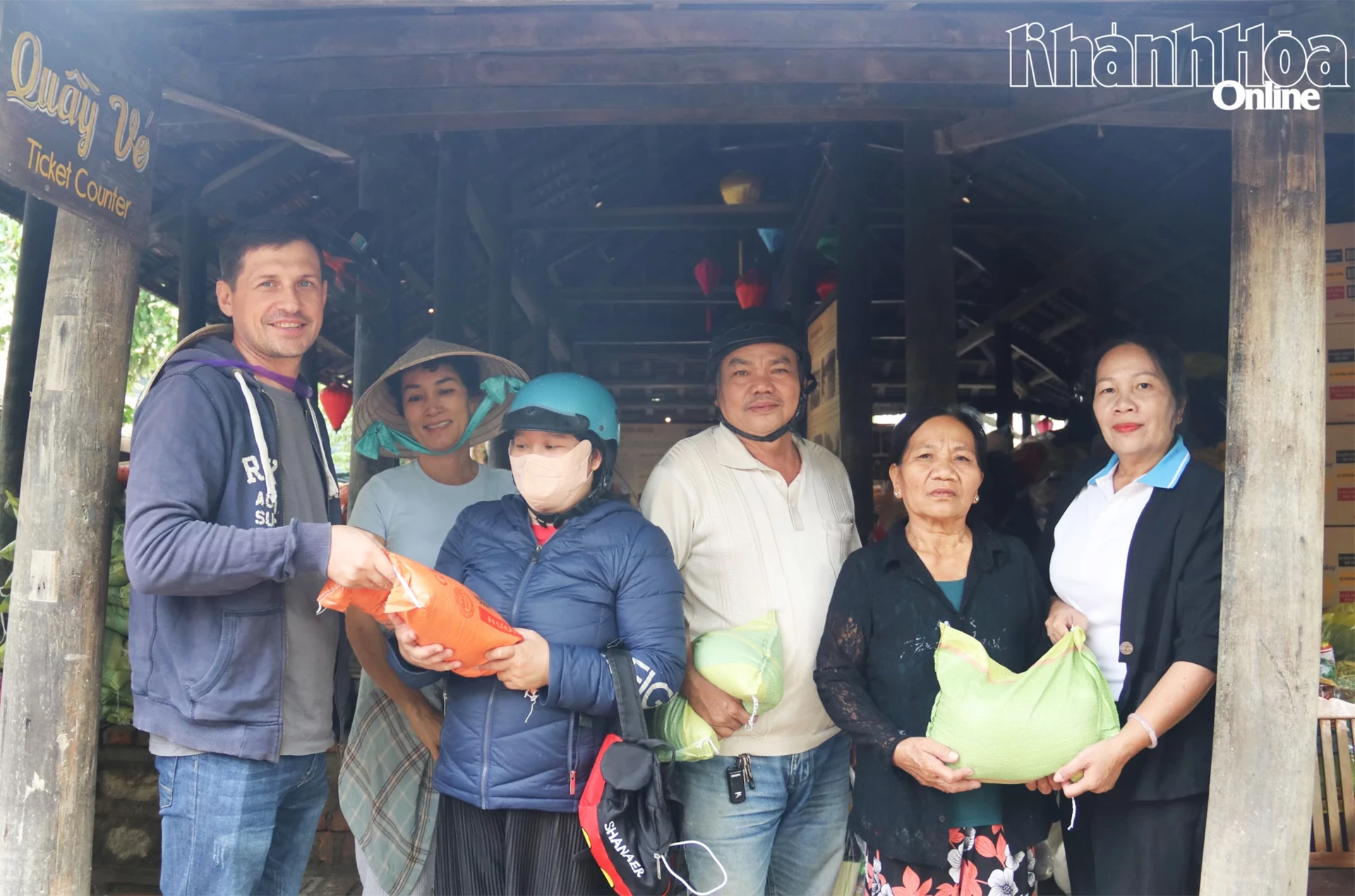 Lãnh đạo Hội Liên hiệp Phụ nữ phường Nam Nha Trang và đại diện Nhà hàng Nha Trang Xưa tặng gạo cho người dân tại phiên chợ.
