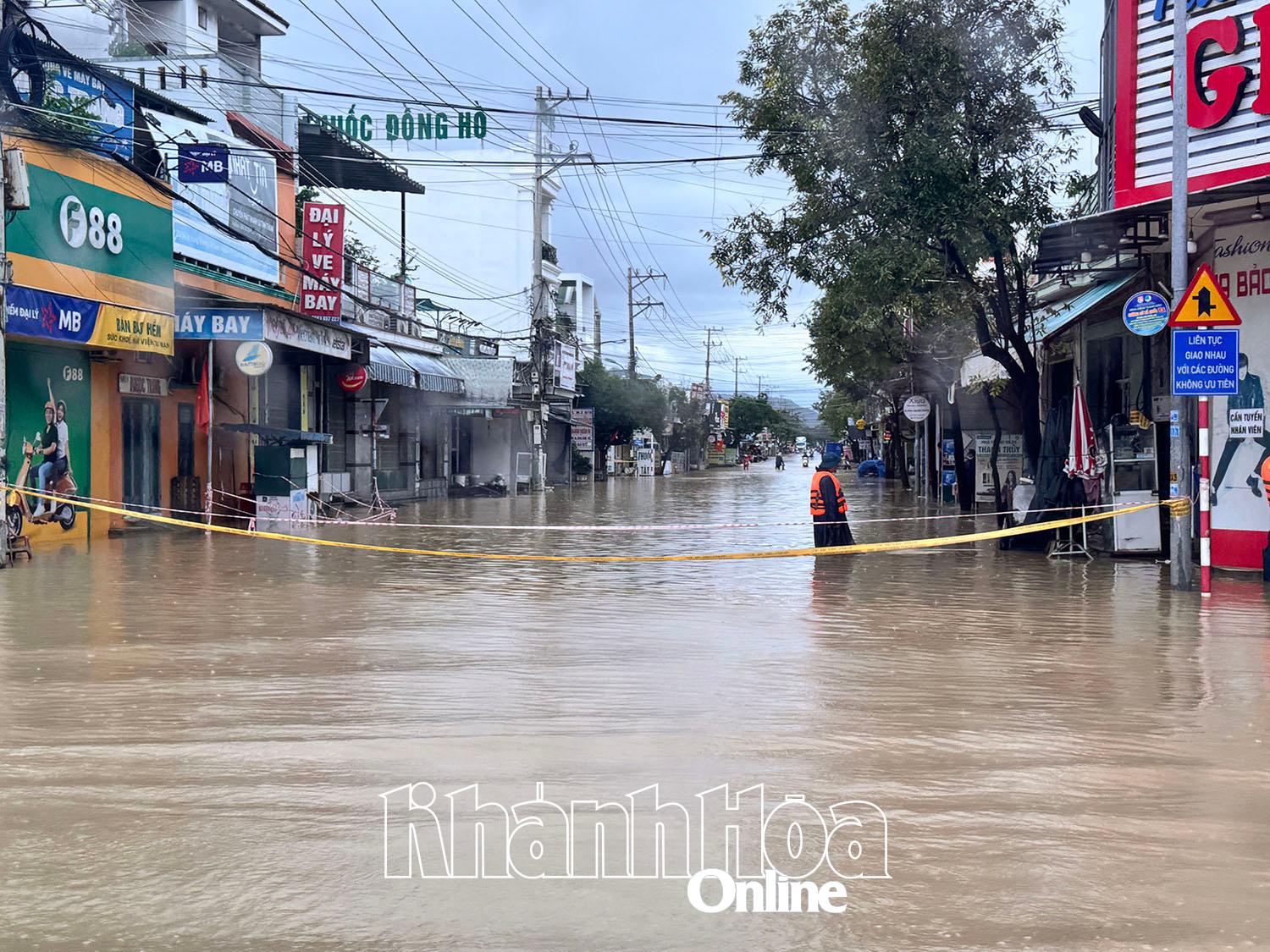 Khu vực đường Nguyễn Công Trứ (phường Bắc Cam Ranh) vẫn được giăng dây để bảo đảm an toàn.
