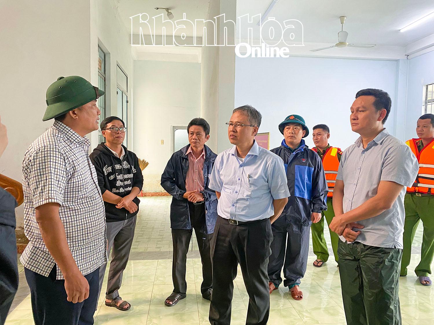 Phó Chủ tịch UBND tỉnh Trần Hòa Nam nắm tình hình tại xã Nam Cam Ranh. 