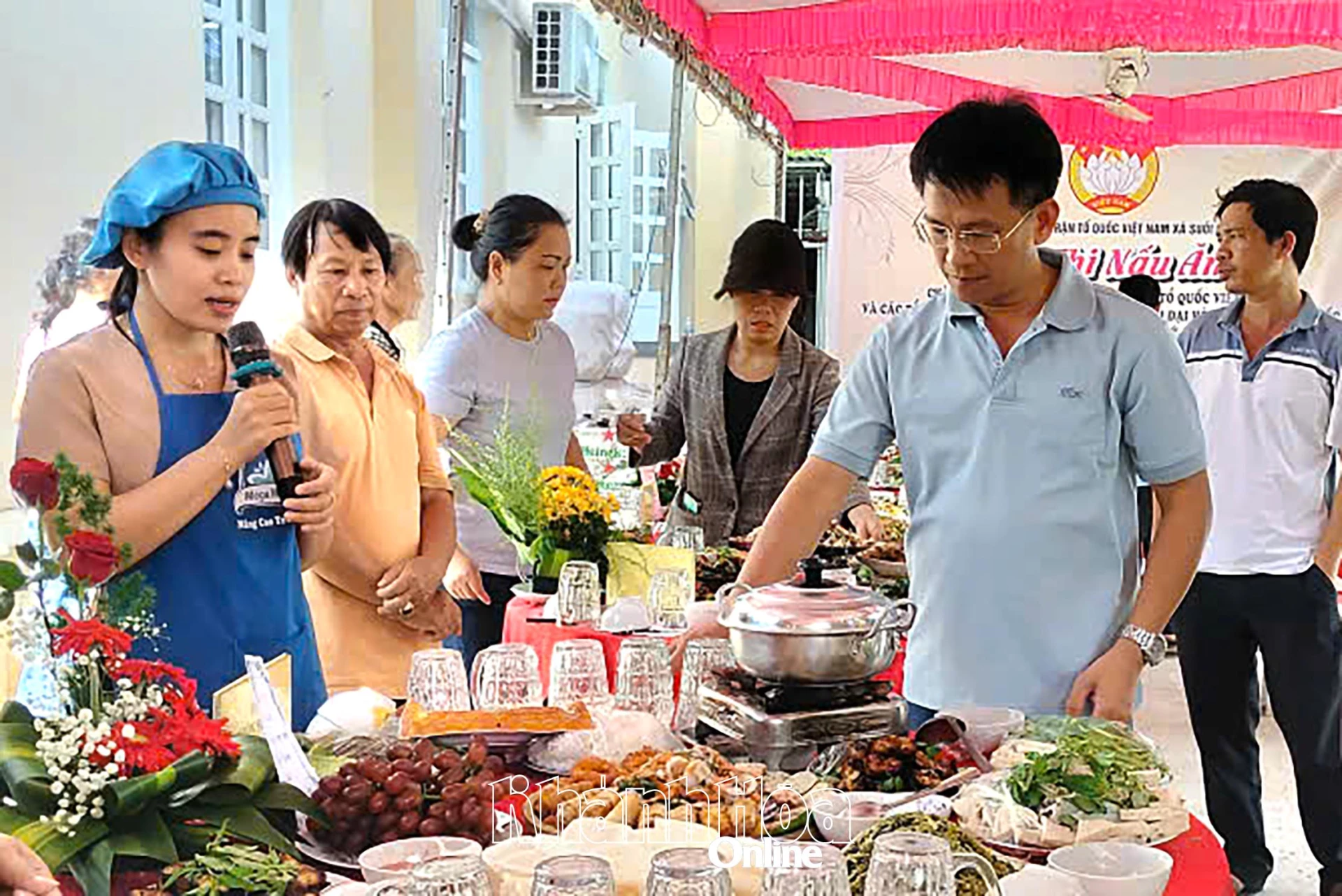 Ban Tổ chức chấm thi phần thi nấu ăn.