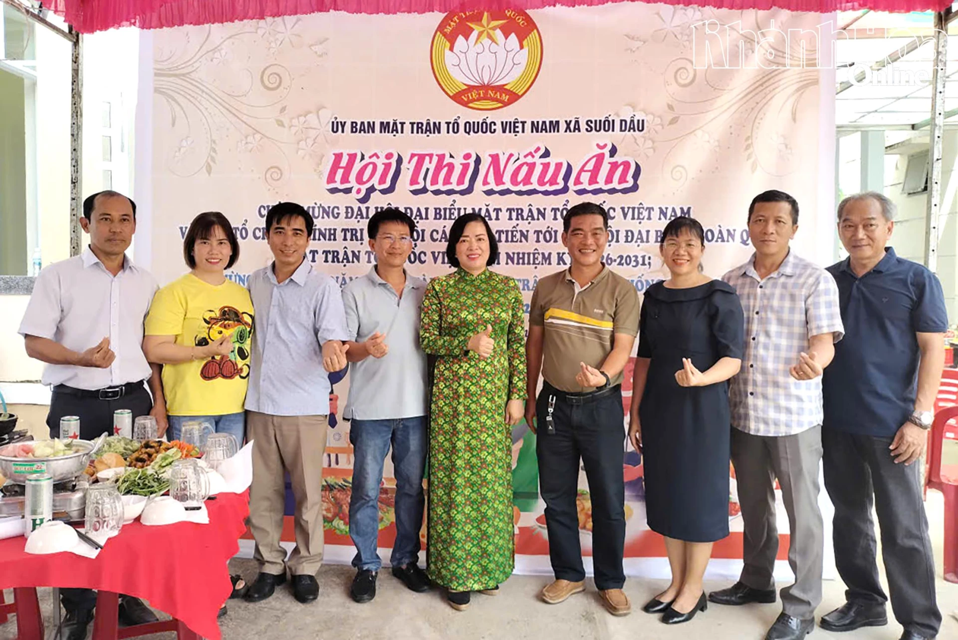 Lãnh đạo UBND xã chụp hình cùng các mạnh thường quân, đội thi trong phần thi nấu ăn.