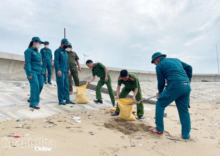Phường Ninh Chử: Hỗ trợ người dân chằng chống nhà cửa ứng phó bão số 15