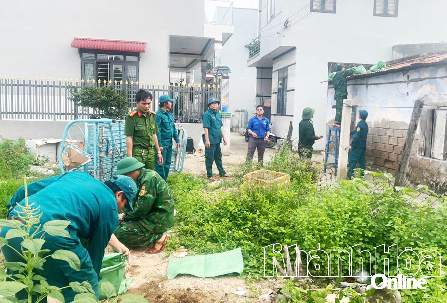 Các lực lượng hỗ trợ người dân
chằng, chống nhà cửa.