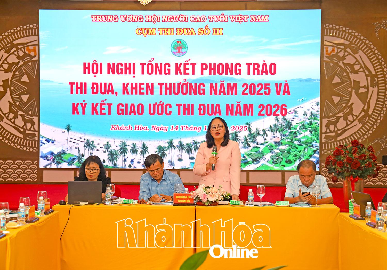 Chủ trì hội nghị.