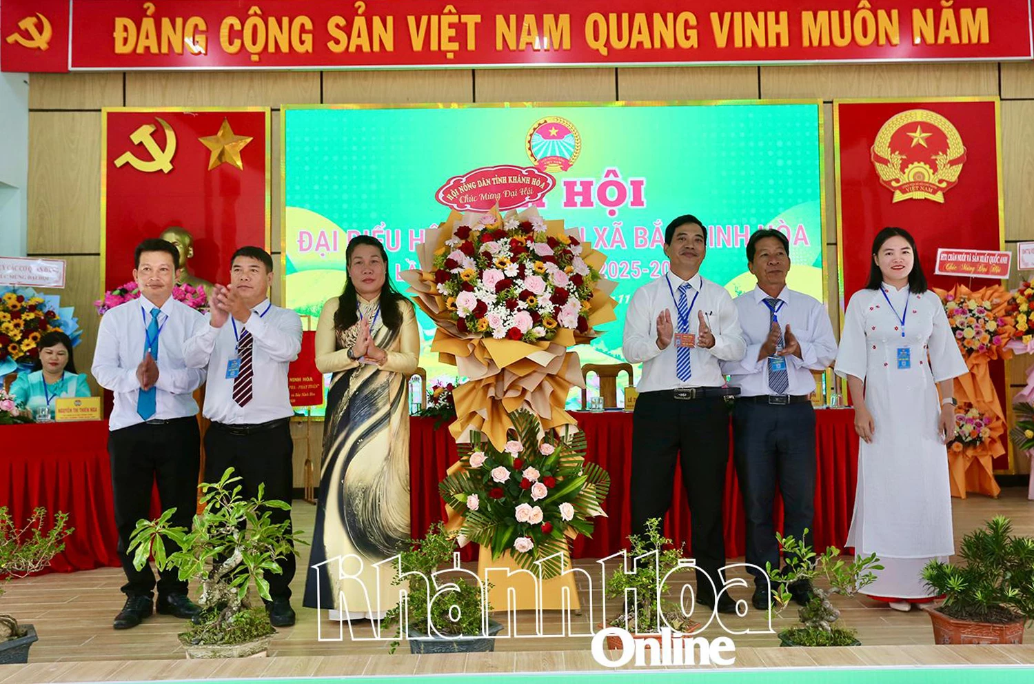 Lãnh đạo Hội Nông dân tỉnh tặng hoa chúc mừng đại hội.