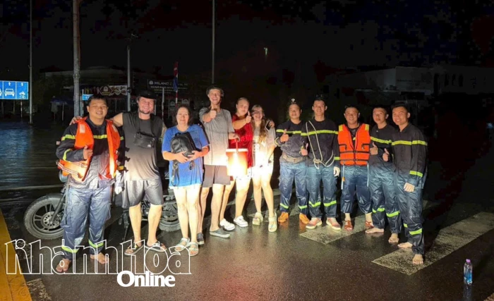 Ứng cứu kịp thời 3 du khách Nga bị mắc kẹt giữa vùng lũ