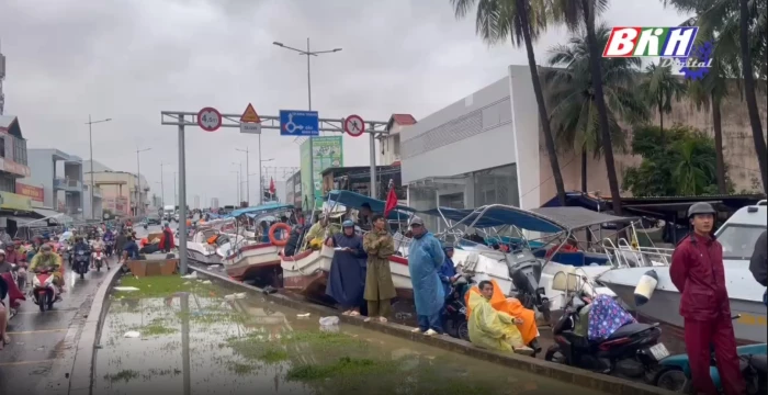 [Video] Chốt vòng xoay Ngọc Hội ứng trực hỗ trợ dân