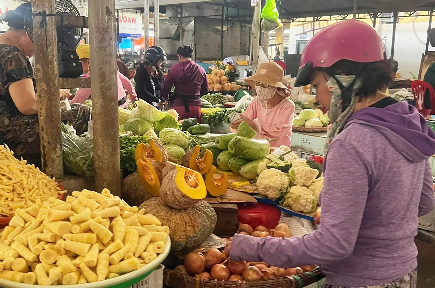 Chợ Đầm Nha Trang yêu cầu tiểu thương chủ động bảo vệ hàng hóa trước mưa bão