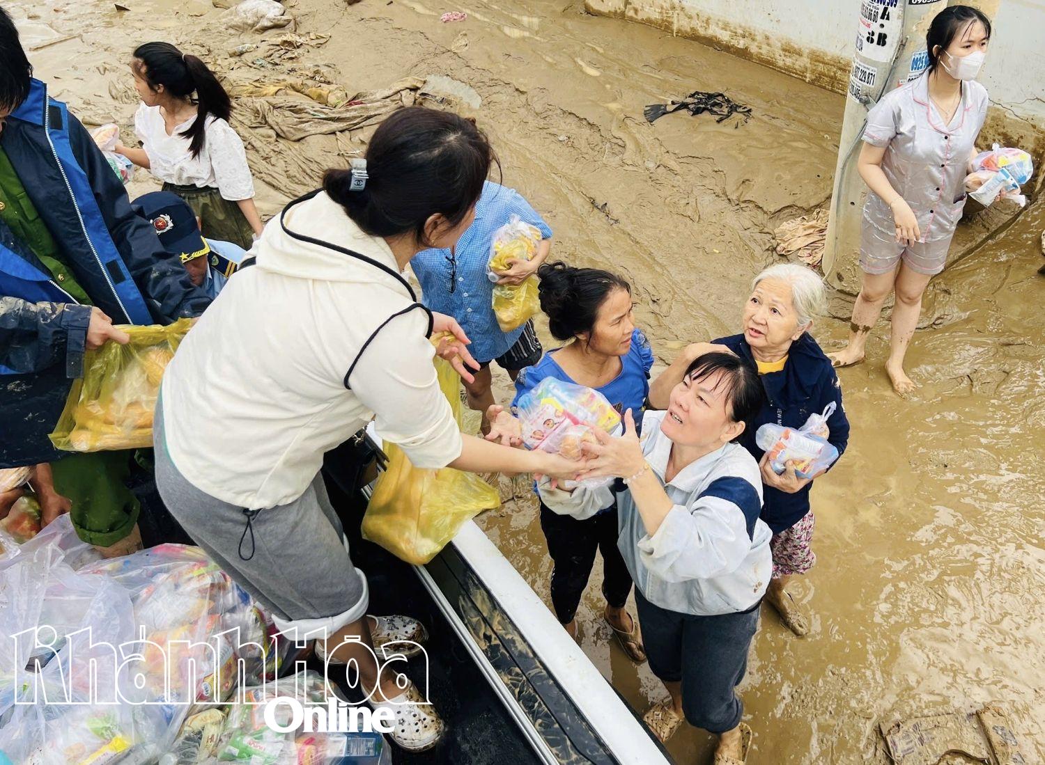 Người dân nhận nhu yếu phẩm.
