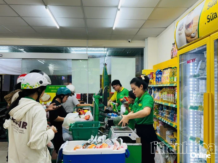 Người dân Khánh Hòa chủ động mua hàng dự trữ