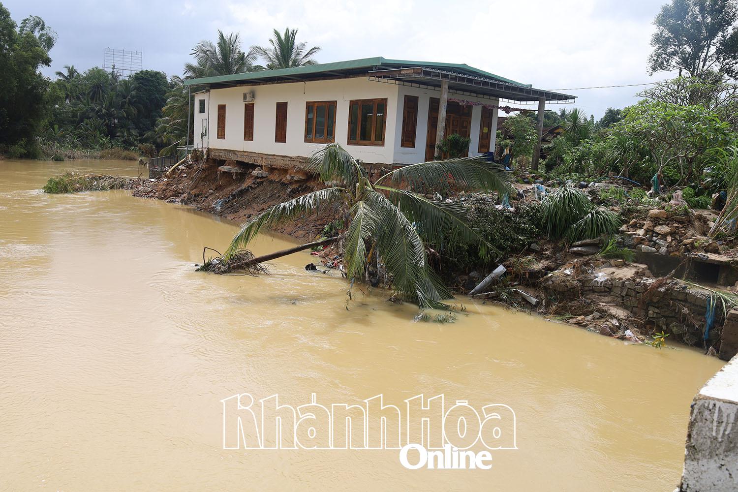 Một căn nhà ở xã Suối Dầu bị nước lụt xói chân móng, không thể tiếp tục ở. 