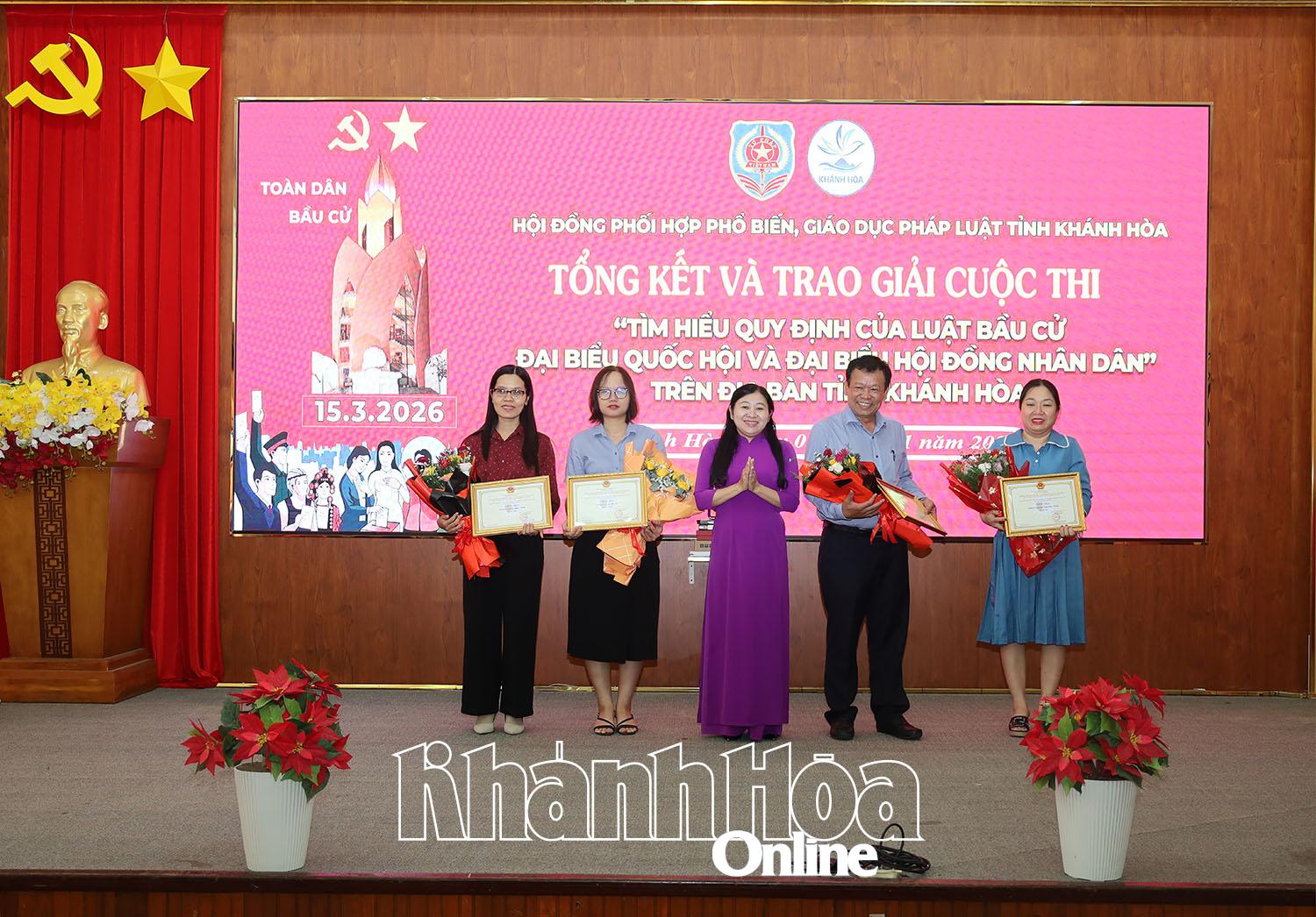 Phó Giám đốc Sở Tư pháp Nguyễn Thụy Thanh Yên trao giải Nhất, Nhì, Ba cuộc thi Tìm hiểu quy định Luật Bầu cử đại biểu Quốc hội và đại biểu HĐND cho các tập thể.