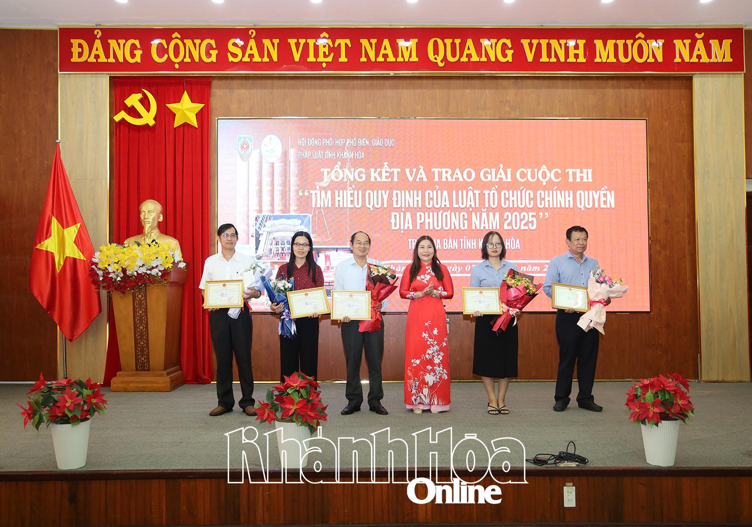 Phó Chủ tịch Ủy ban MTTQ Việt Nam tỉnh Trần Thị Tú Viên trao giải Nhất, Nhì, Ba cuộc thi Tìm hiểu quy định của Luật Tổ chức chính quyền địa phương năm 2025 trên địa bàn tỉnh cho các tập thể.