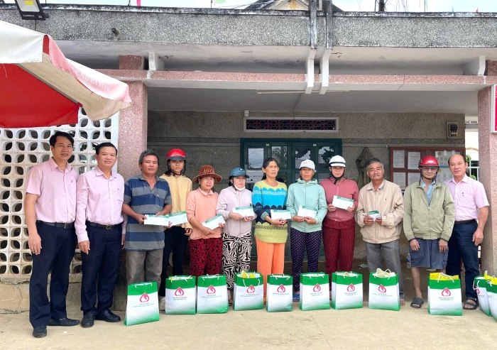 Công đoàn cơ sở Ngân hàng Chính sách xã hội tỉnh tặng quà cho hộ dân bị thiệt hại do mưa lũ