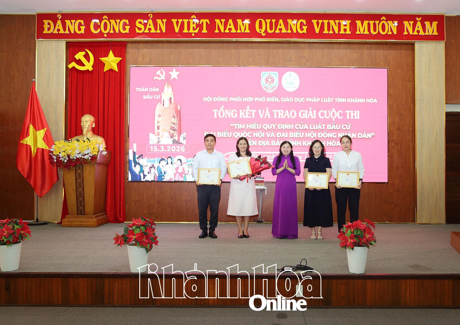 Các cá nhân được nhận giải Nhất, Nhì, Ba cuộc thi Tìm hiểu quy định Luật Bầu cử đại biểu Quốc hội và đại biểu HĐND.
