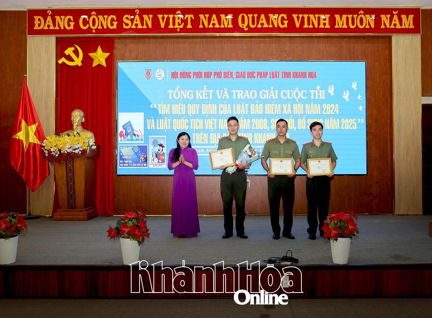 Các cá nhân được nhận giải Nhất, Nhì, Ba cuộc thi Tìm hiểu các quy định của Luật Bảo hiểm xã hội năm 2024 và Luật Quốc tịch Việt Nam năm 2008, sửa đổi, bổ sung năm 2025.