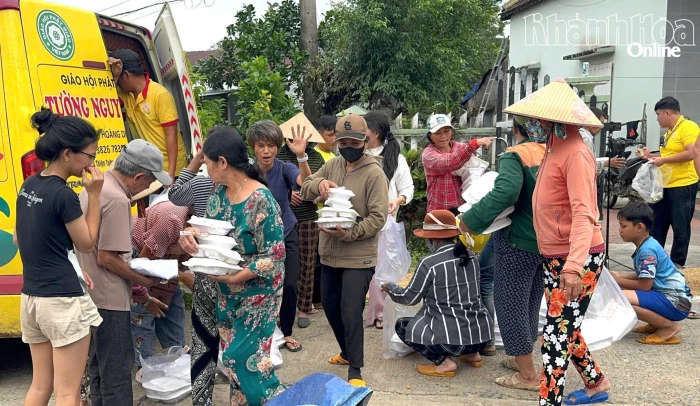 TP. Hồ Chí Minh cung cấp 87.630 suất cơm cho người dân bị thiệt hại do mưa lũ