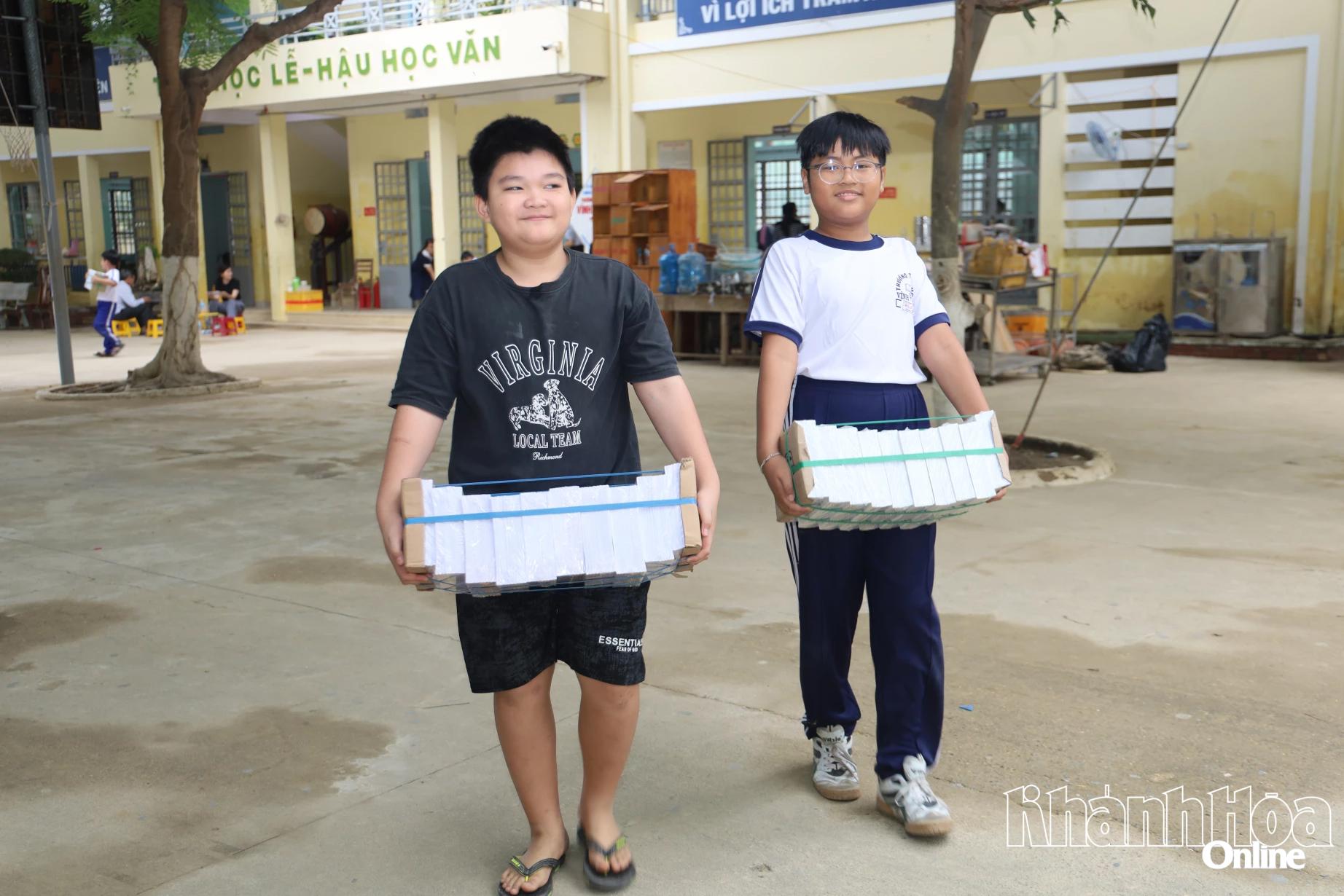 Niềm vui của học sinh Trường Tiểu học Vĩnh Thạnh khi được tặng vở mới.
