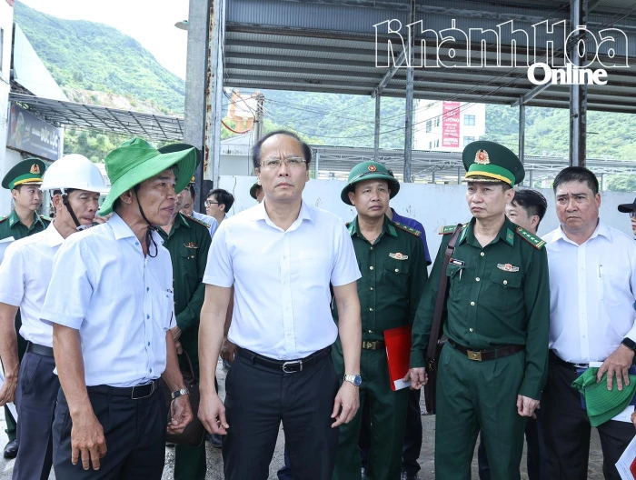 Phó Bí thư Tỉnh ủy, Chủ tịch Ủy ban MTTQ Việt Nam tỉnh Nguyễn Khắc Hà kiểm tra công tác phòng, chống bão số 13