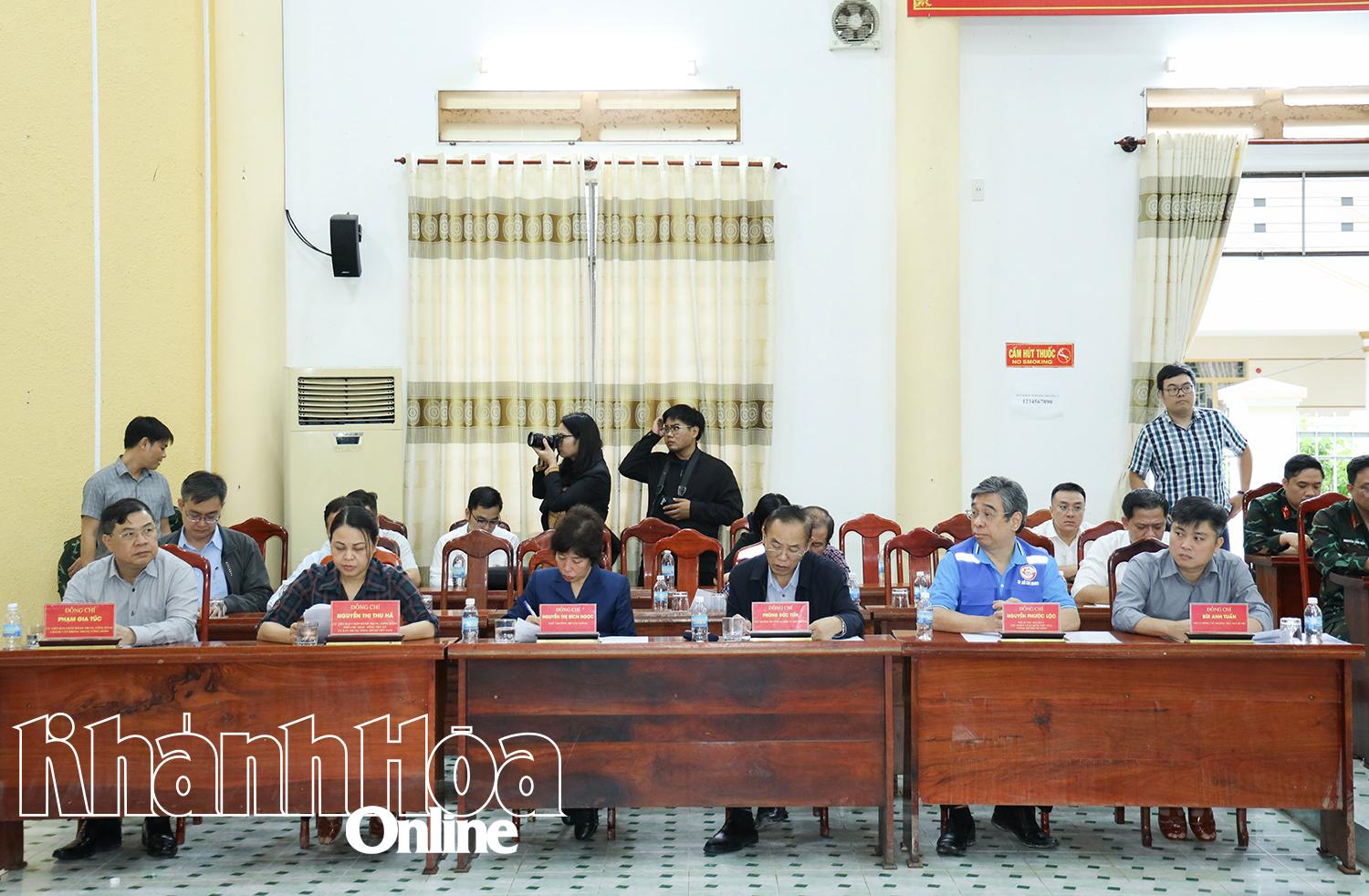 Các đồng chí trong đoàn công tác của Trung ương tham gia buổi làm việc.