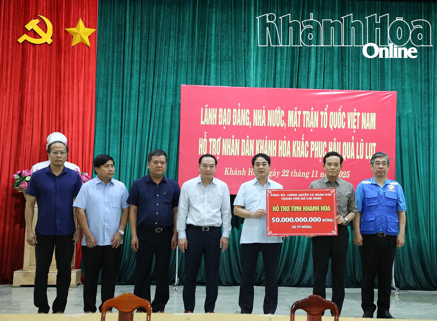 Đồng chí Trần Lưu Quang trao hỗ trợ cho tỉnh.