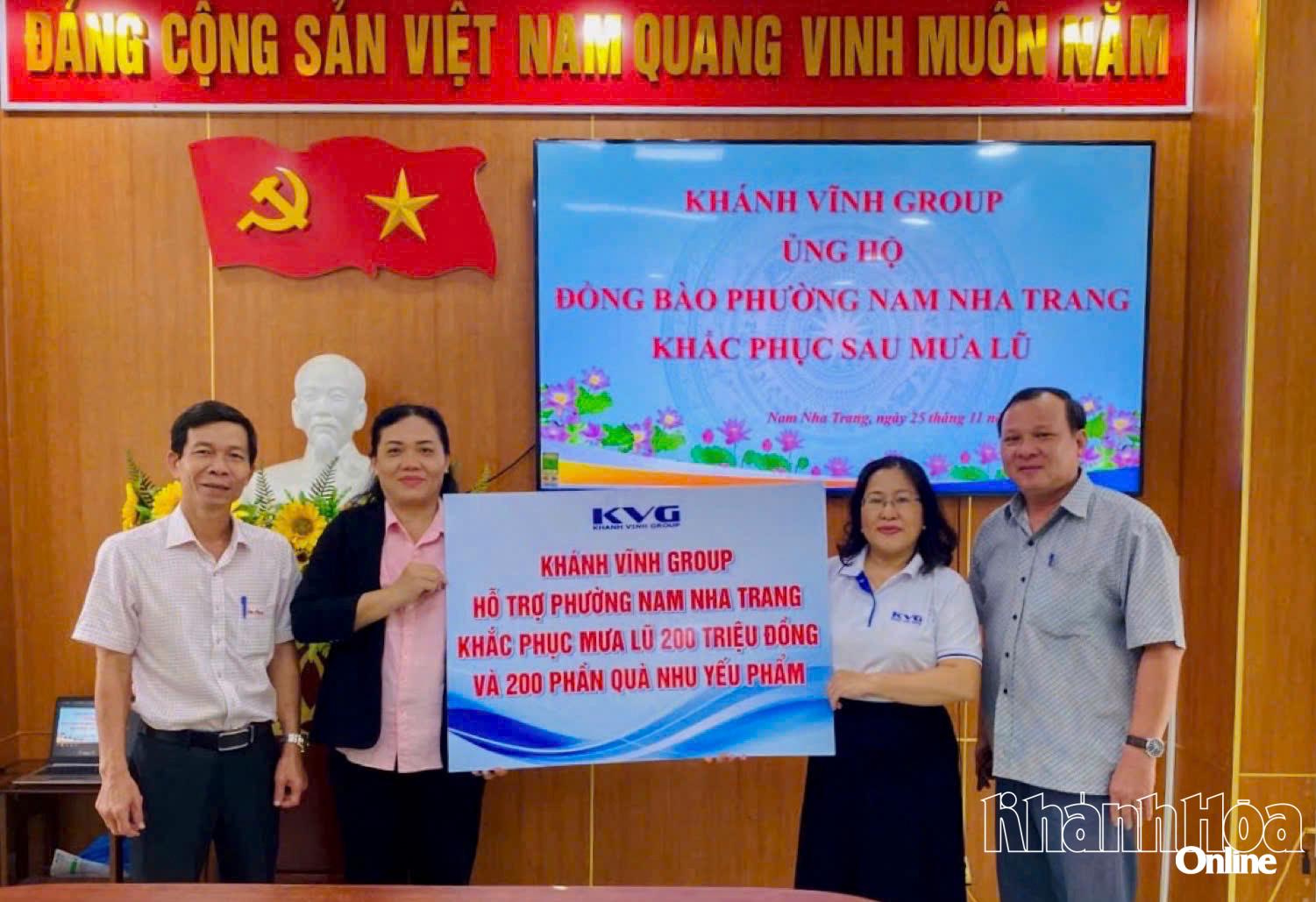 Đại diện Công ty Khánh Vĩnh Group trao bảng tượng trưng 200 triệu đồng cho phường Nam Nha Trang.