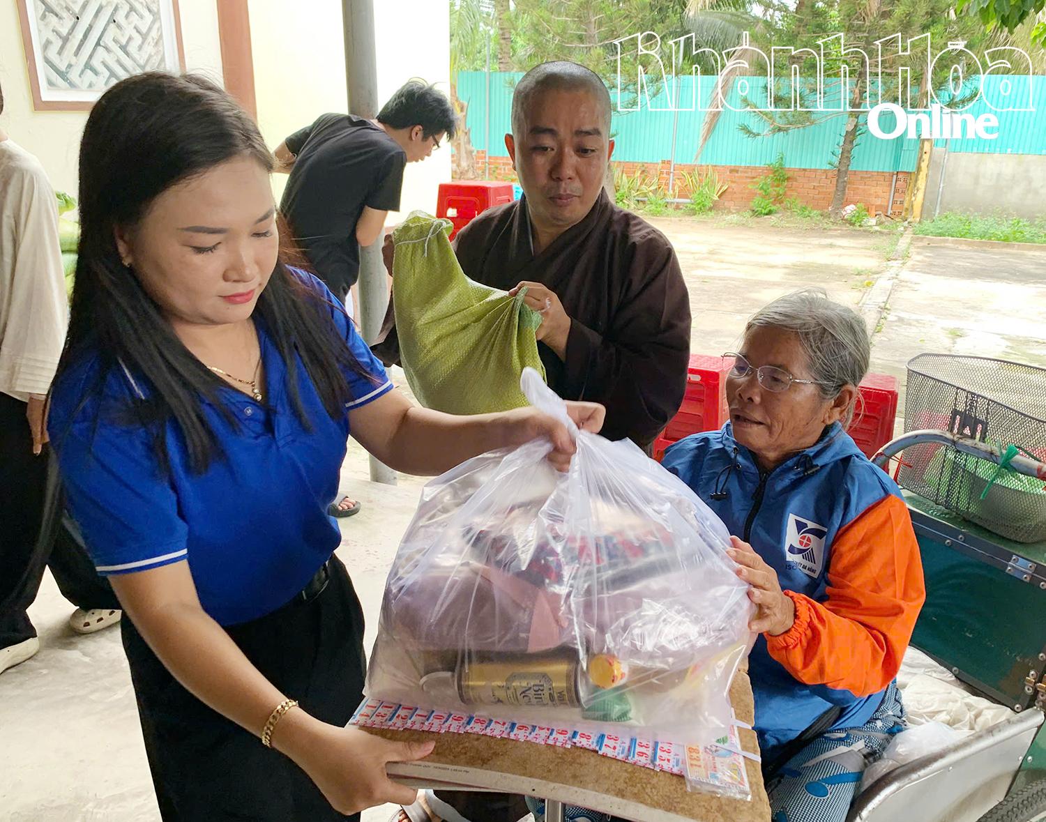 Ban Tổ chức trao quà cho người dân.