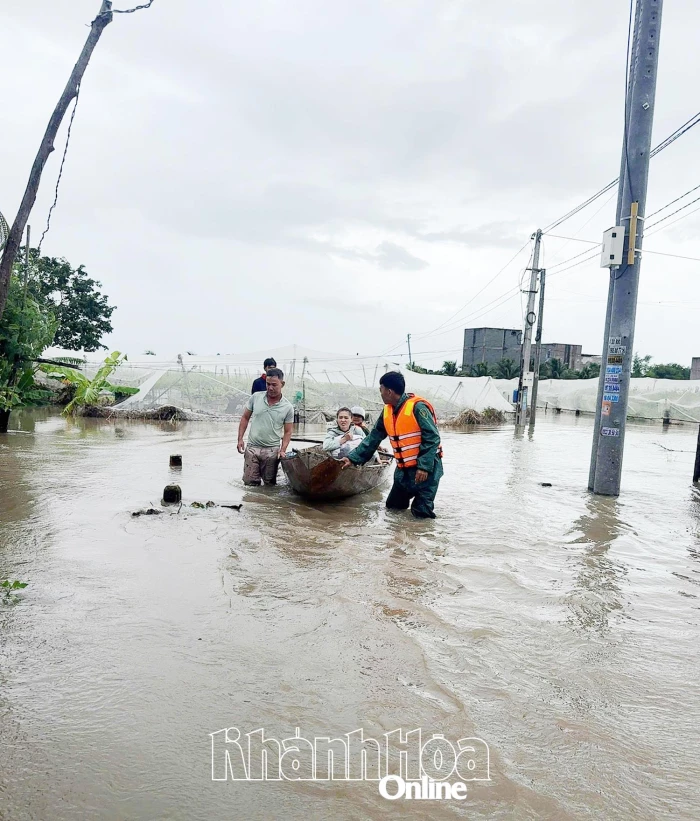 Xã Ninh Phước di dời khẩn cấp hàng trăm hộ dân ra khỏi khu vực xung yếu, ngập cục bộ