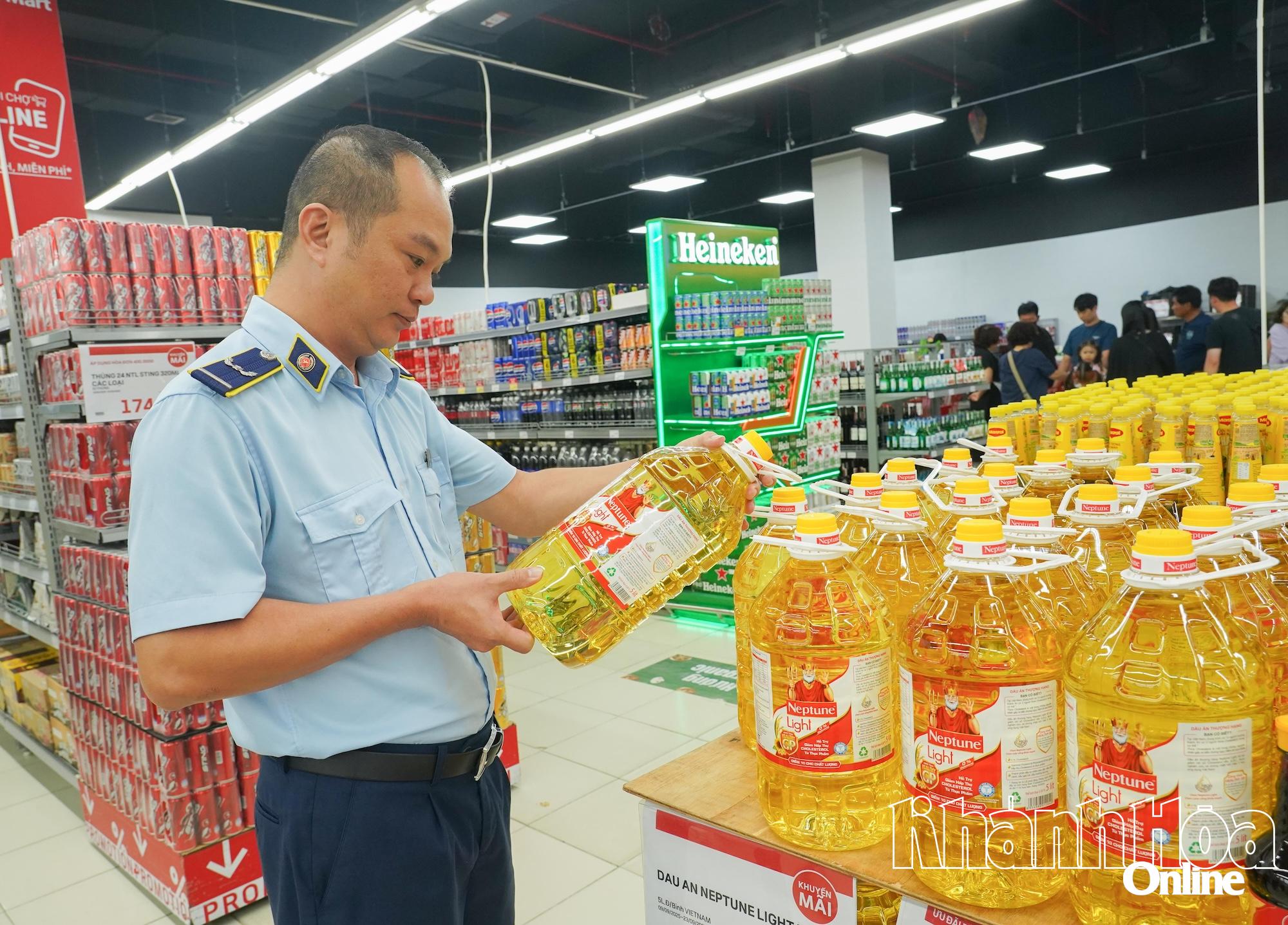 Cán bộ Đội Quản lý thị trường số 1 kiểm tra hàng hoá tại siêu thị Lotte Mart Nha Trang - đường 23 tháng 10 (phường Tây Nha Trang).