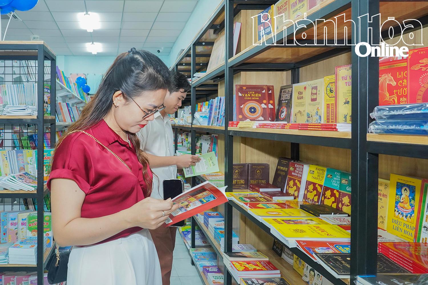 Khách hàng tham quan, mua sắm tại Trung tâm sách Phan Rang.