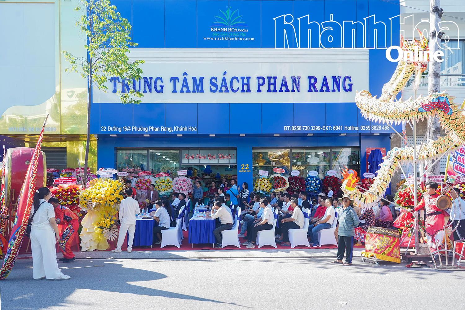 Không gian bên ngoài Trung tâm sách Phan Rang.