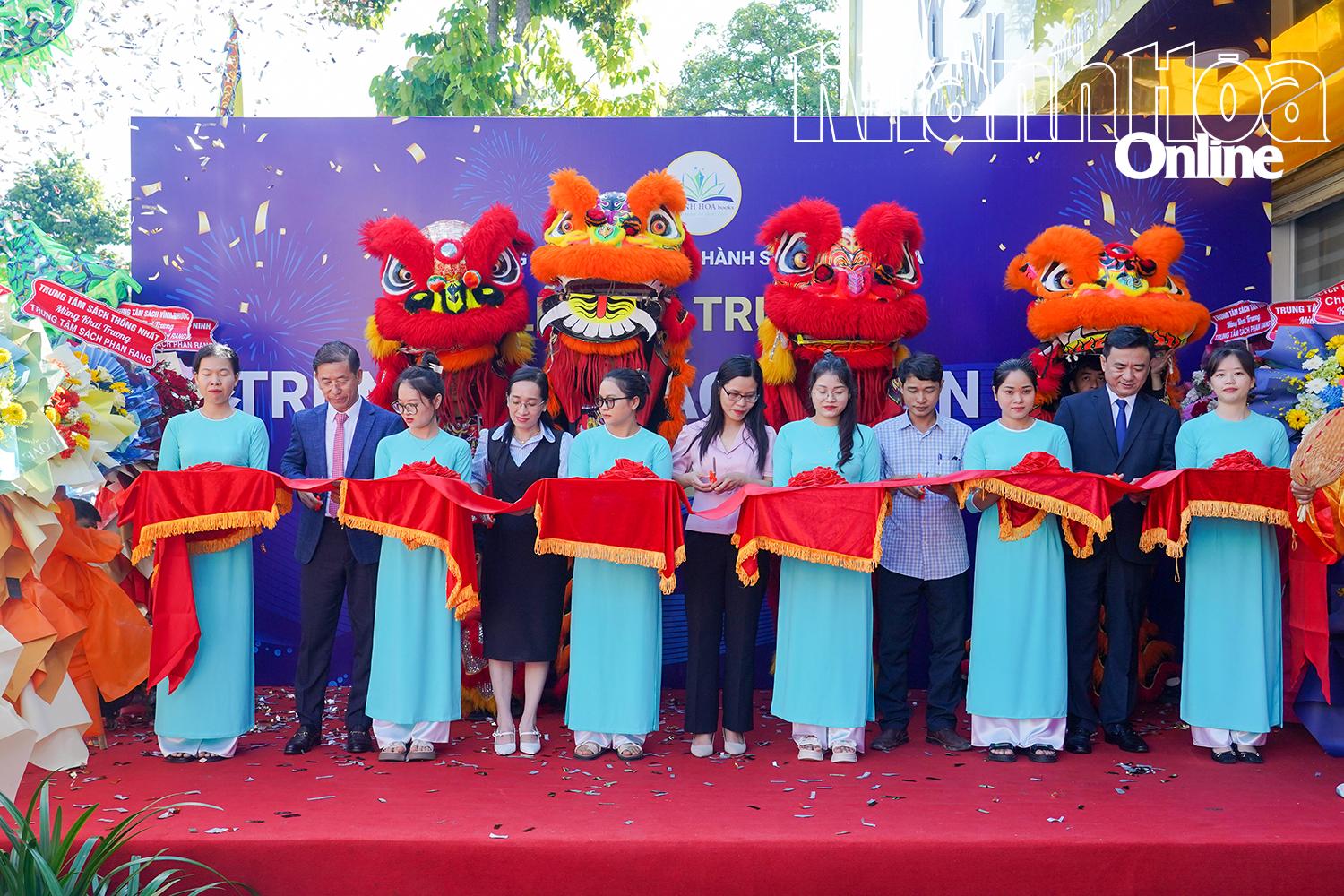 Lãnh đạo Công ty Cổ phần Phát hành sách Khánh Hòa cùng các đại biểu thực hiện nghi thức cắt băng khai trương Trung tâm sách Phan Rang.