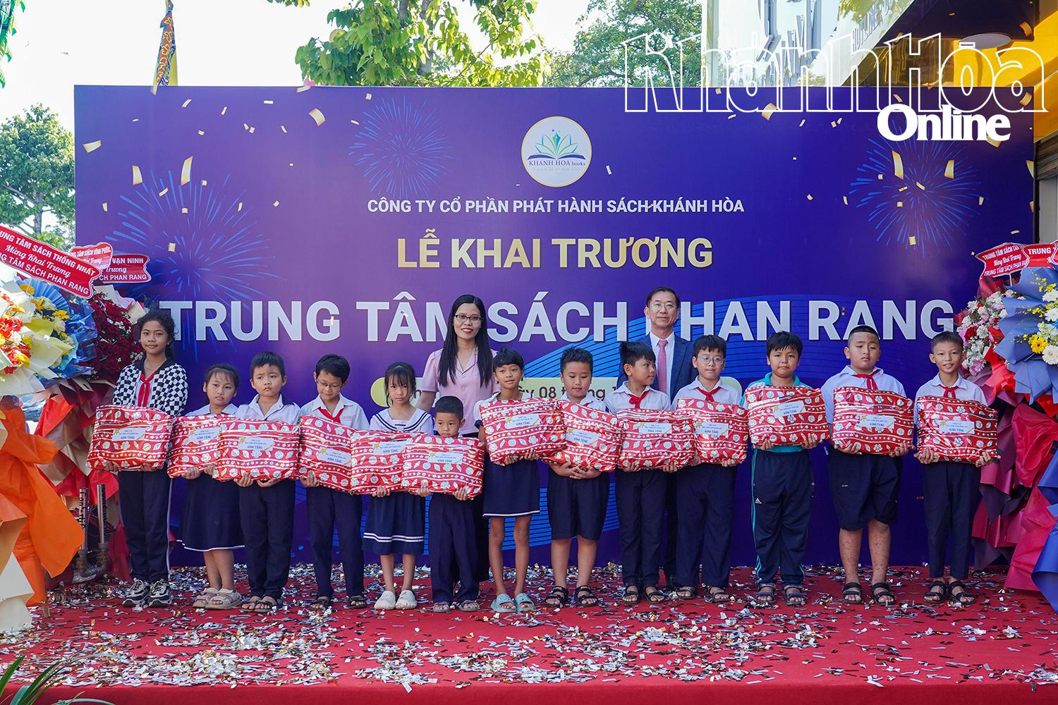 Các em học sinh nhận quà tặng của Công ty Cổ phần Phát hành sách Khánh Hòa nhân dịp khai trương Trung tâm sách Phan Rang.