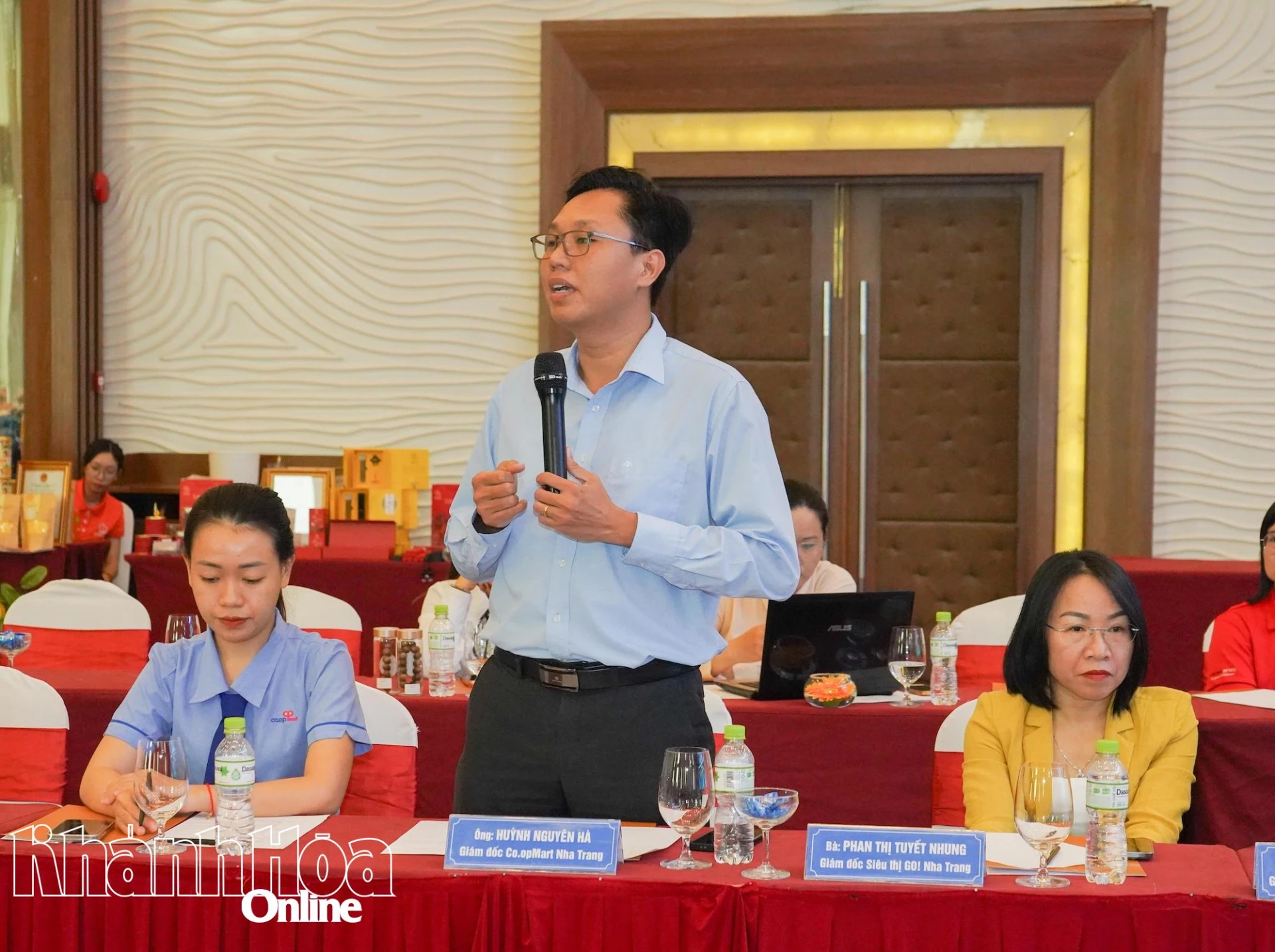 Đại diện lãnh đạo siêu thị Co.opmart Nha Trang chia sẻ sự cần thiết của việc tiêu thụ các sản phẩm OCOP trong hệ thống bán lẻ.