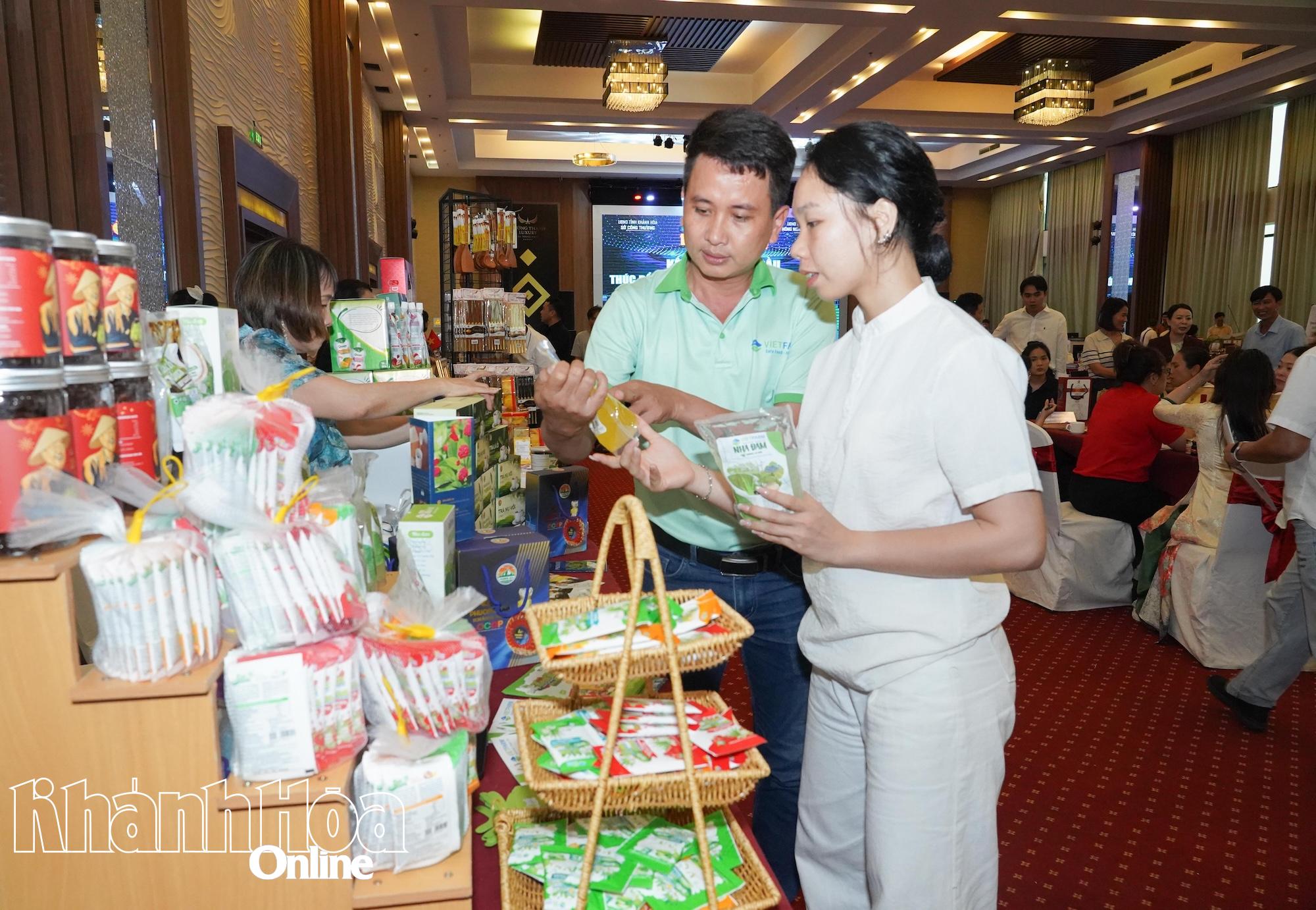 Các đại biểu tham quan các gian hàng trưng bày.