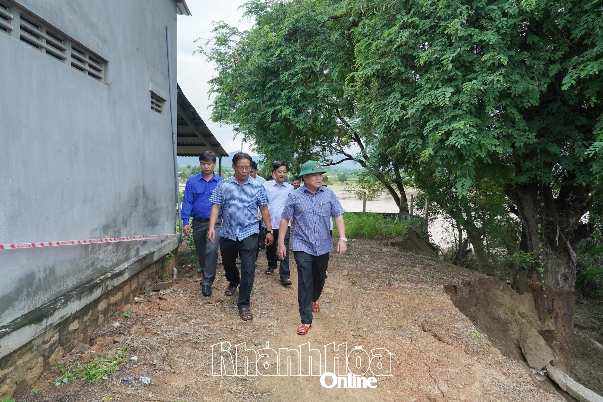 Đồng chí Lâm Đông đi kiểm tra điểm sạt lở tại xã Mỹ Sơn.