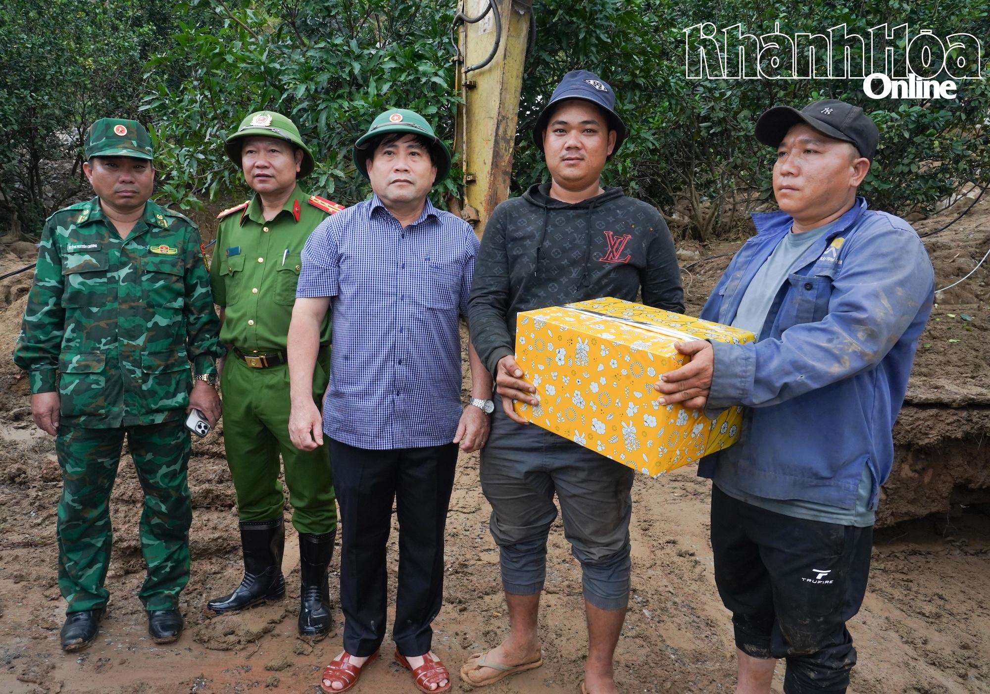 Đồng chí Lâm Đông trao quà động viên các công nhân đang khắc phục thông tuyến đường 707.