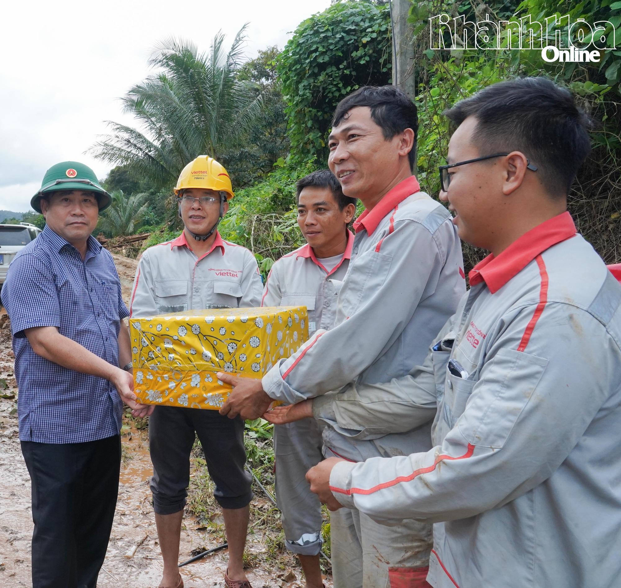 Đồng chí Lâm Đông tặng quà động viên đội sửa chữa hệ thống viễn thông tại xã Bác Ái Tây.