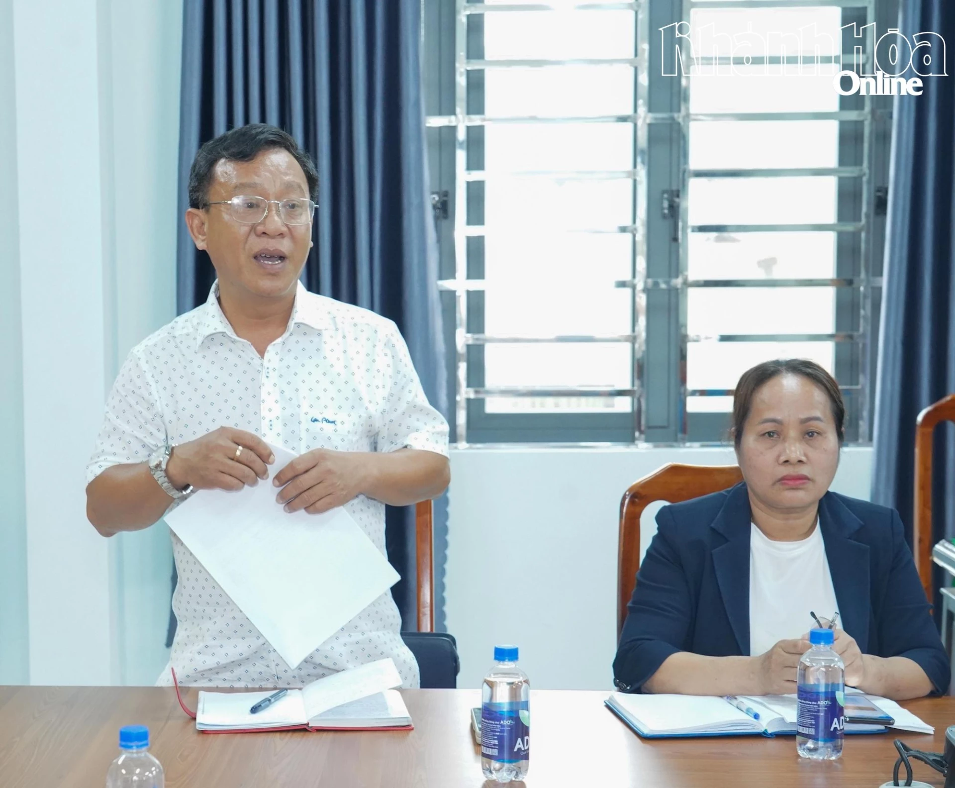 Lãnh đạo xã Bác Ái báo cáo tình hình mưa lũ, thiệt hại trên điạ bàn.