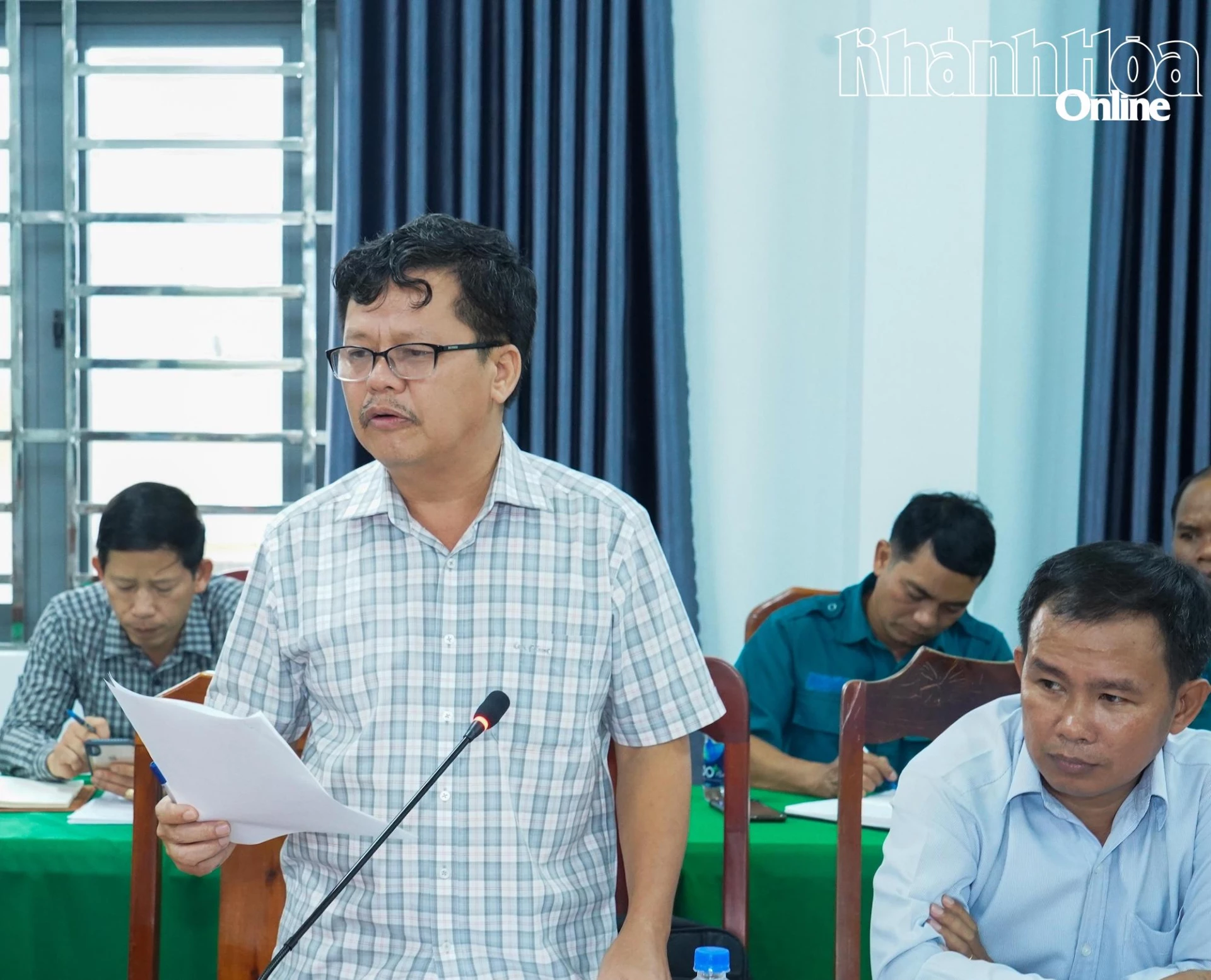 Lãnh đạo xã Bác Ái Đông báo cáo tình hình mưa lũ, thiệt hại và công tác khắc phục ban đầu.