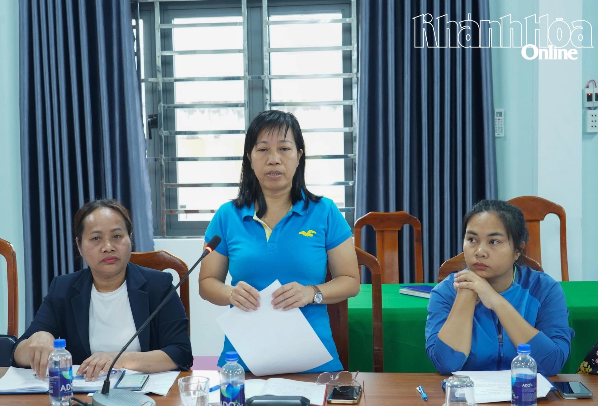 Lãnh đạo xã Bác Ái Tây báo cáo tình hình mưa lũ, thiệt hại và công tác khắc phục ban đầu.