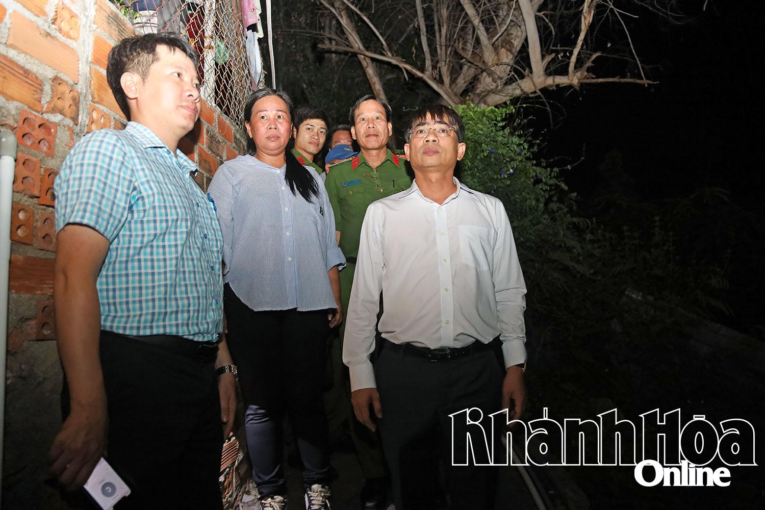 Chủ tịch UBND phường Trần Xuân Tây và các lực lượng liên quan khảo sát thực tế tại Tổ dân phố Cầu Đá.