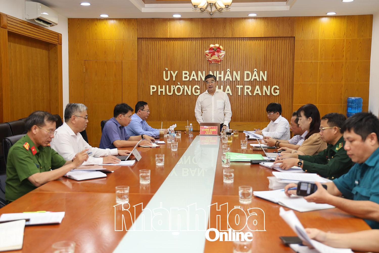 Bí thư Đảng ủy phường Tạ Hồng Quang kết luận cuộc họp. 