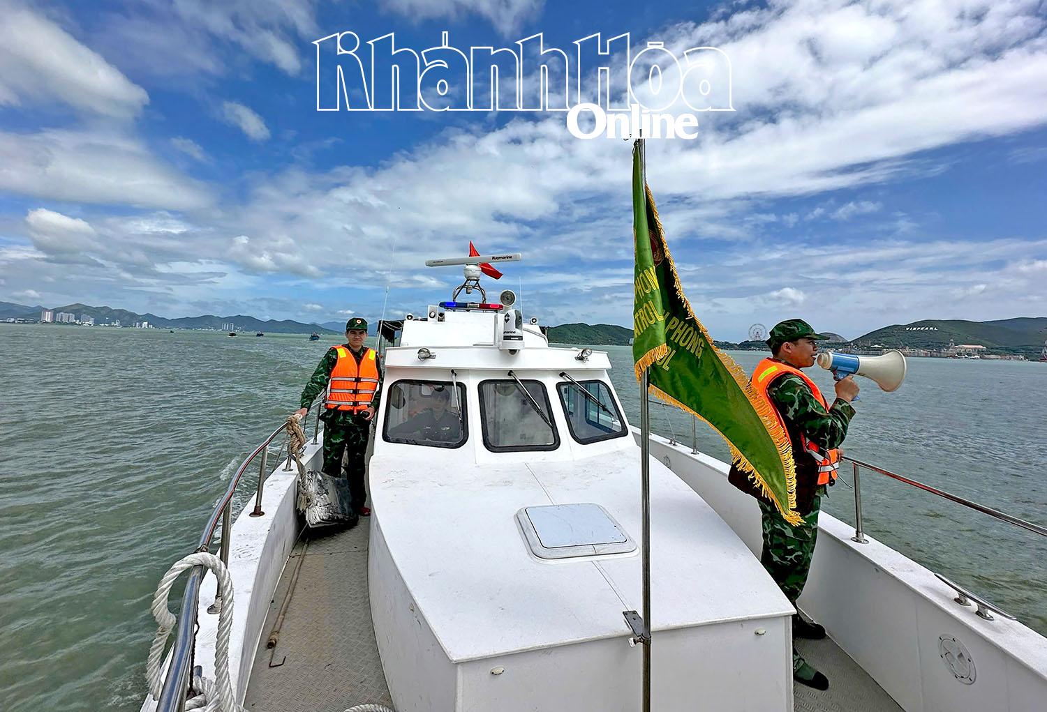 Lực lượng biên phòng liên tục kêu gọi người dân đang làm việc trên biển vào bờ tránh bão. 