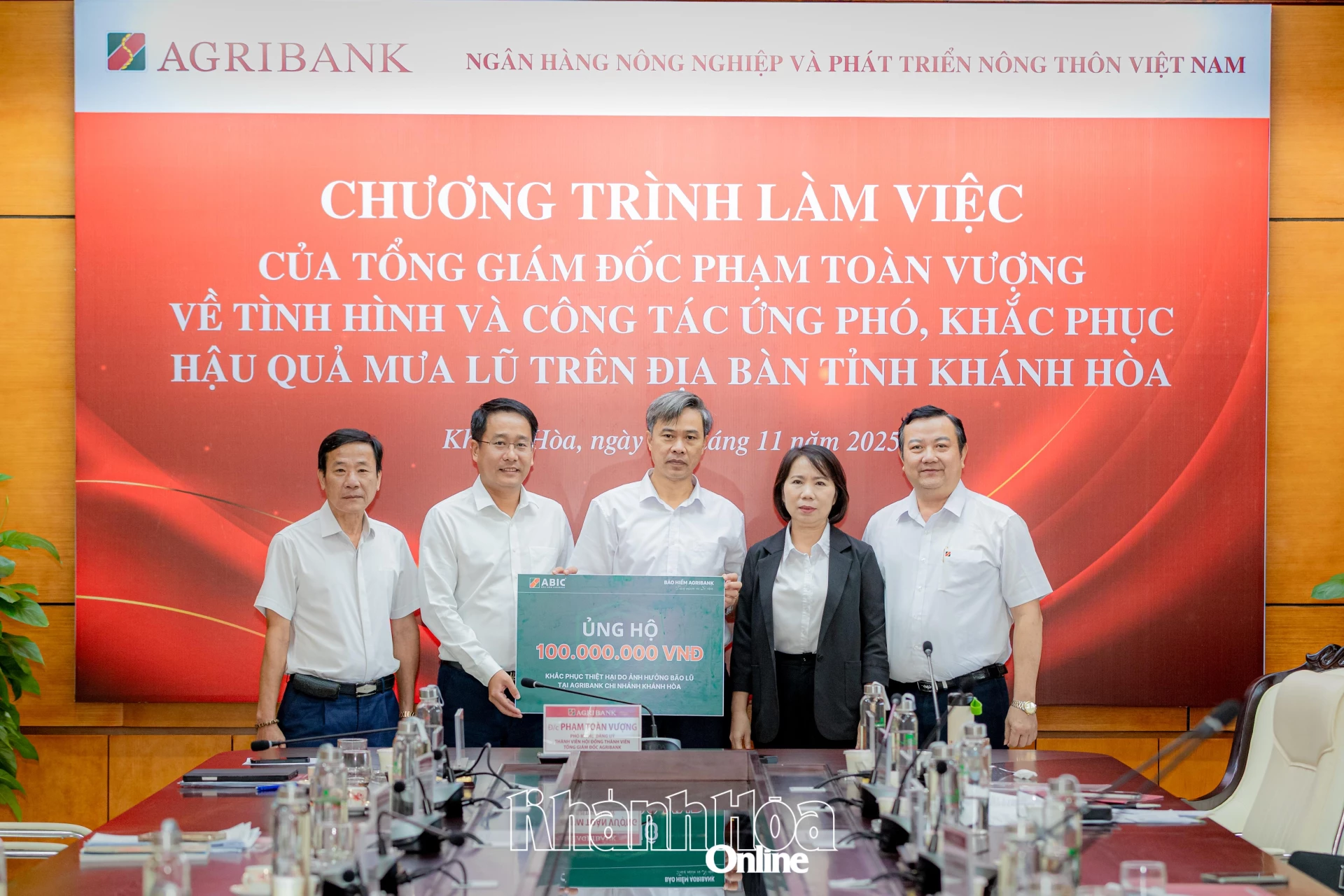Bảo hiểm Agribank (ABIC) trao 100 triệu đồng hỗ trợ Agribank Chi nhánh Khánh Hòa khắc phục thiệt hại do bão lũ.