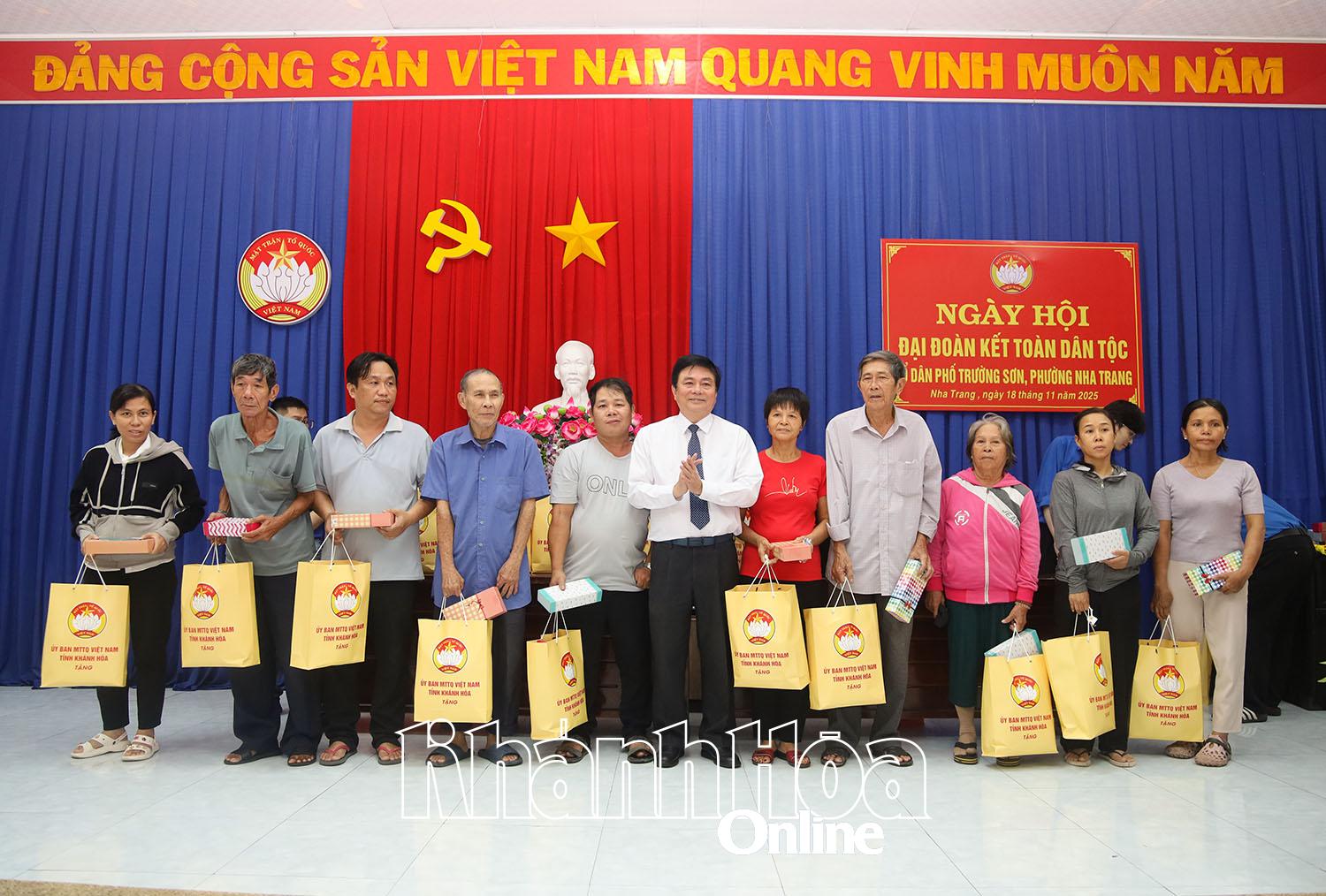 Phó Chủ tịch HĐND tỉnh Lữ Thanh Hải trao quà cho các gia đình.